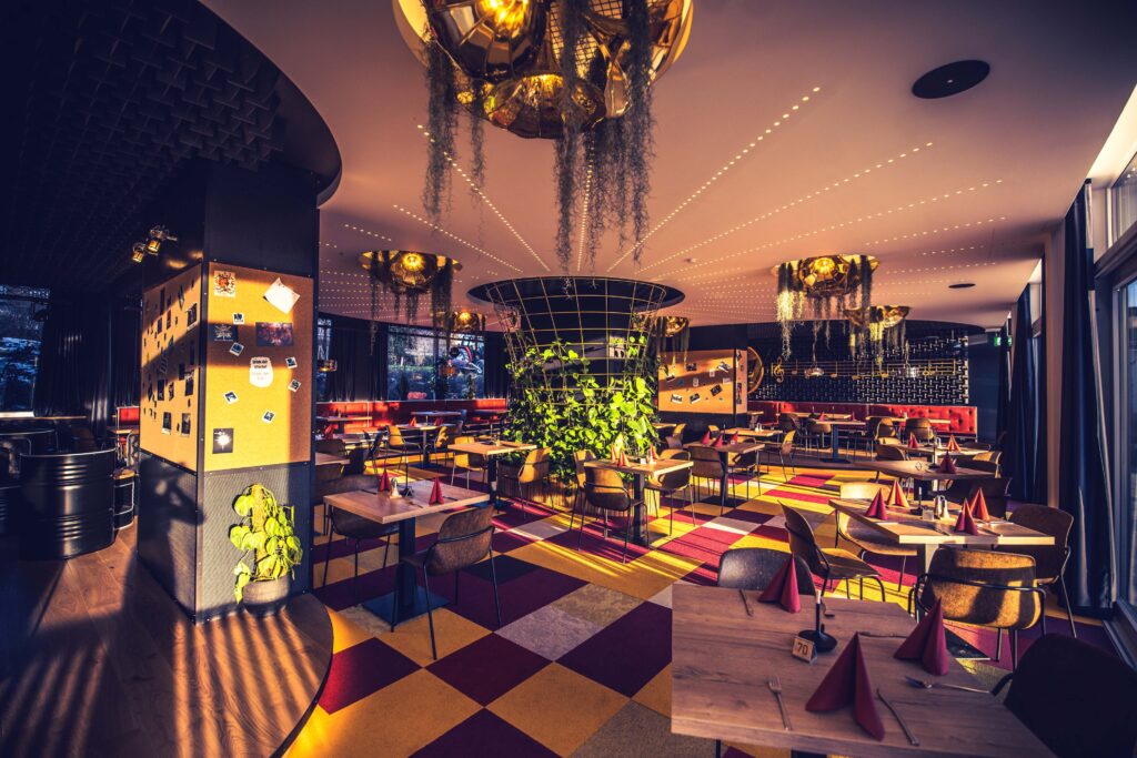 Rockhotel Falter - Nuer Restaurantbereich. Modernes Heavy Metal Ambiente in rot und schwarz.